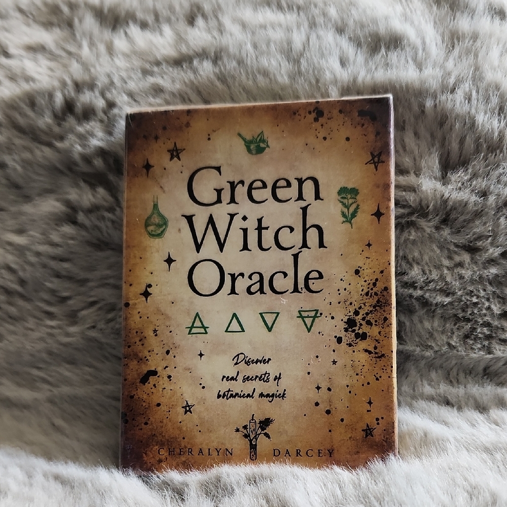 Green‎ Witch Oracle Deck